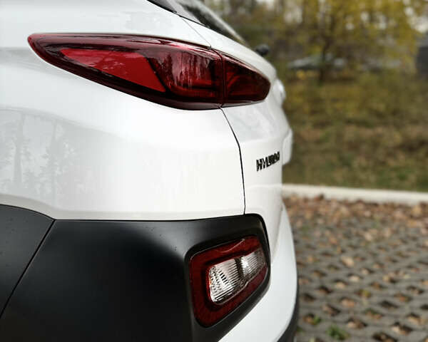 Белый Хендай Kona Electric, объемом двигателя 0 л и пробегом 58 тыс. км за 17499 $, фото 12 на Automoto.ua