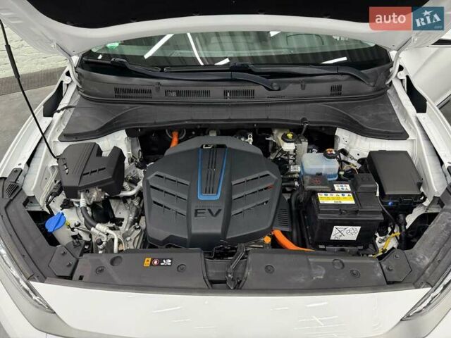 Белый Хендай Kona Electric, объемом двигателя 0 л и пробегом 92 тыс. км за 18983 $, фото 10 на Automoto.ua