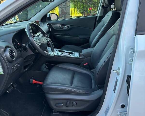 Білий Хендай Kona Electric, об'ємом двигуна 0 л та пробігом 87 тис. км за 17782 $, фото 20 на Automoto.ua