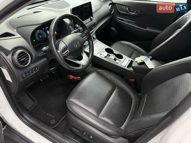 Белый Хендай Kona Electric, объемом двигателя 0 л и пробегом 92 тыс. км за 18983 $, фото 19 на Automoto.ua