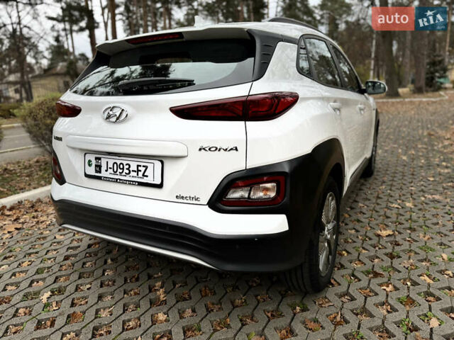 Белый Хендай Kona Electric, объемом двигателя 0 л и пробегом 58 тыс. км за 17499 $, фото 7 на Automoto.ua