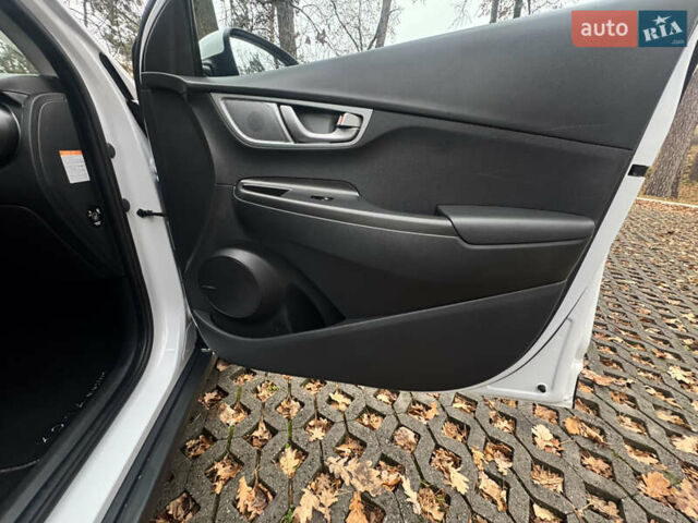 Білий Хендай Kona Electric, об'ємом двигуна 0 л та пробігом 59 тис. км за 17499 $, фото 16 на Automoto.ua
