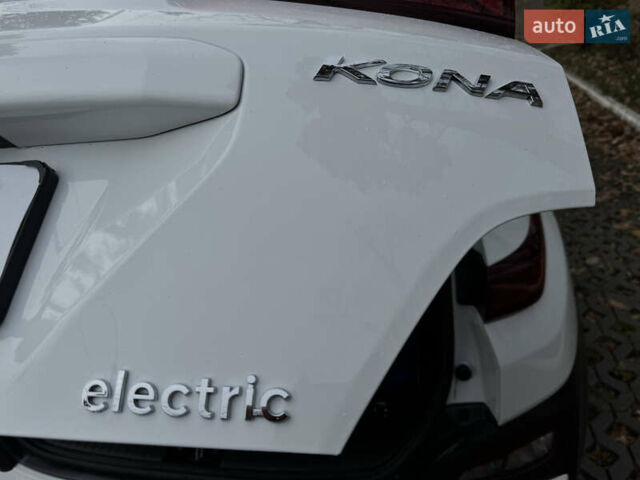 Белый Хендай Kona Electric, объемом двигателя 0 л и пробегом 58 тыс. км за 17499 $, фото 58 на Automoto.ua