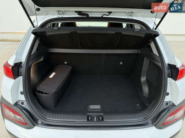 Белый Хендай Kona Electric, объемом двигателя 0 л и пробегом 96 тыс. км за 19500 $, фото 31 на Automoto.ua