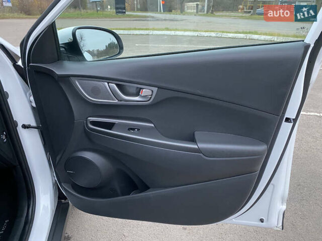 Белый Хендай Kona Electric, объемом двигателя 0 л и пробегом 166 тыс. км за 16900 $, фото 24 на Automoto.ua