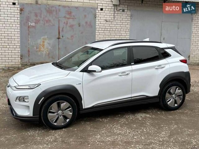 Білий Хендай Kona Electric, об'ємом двигуна 0 л та пробігом 102 тис. км за 15700 $, фото 1 на Automoto.ua