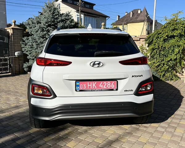 Белый Хендай Kona Electric, объемом двигателя 0 л и пробегом 88 тыс. км за 17900 $, фото 10 на Automoto.ua
