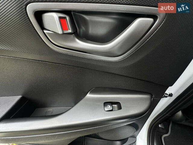 Белый Хендай Kona Electric, объемом двигателя 0 л и пробегом 103 тыс. км за 17999 $, фото 57 на Automoto.ua