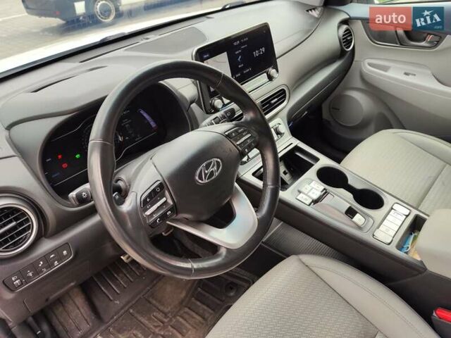 Белый Хендай Kona Electric, объемом двигателя 0 л и пробегом 65 тыс. км за 18700 $, фото 1 на Automoto.ua