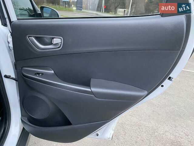 Белый Хендай Kona Electric, объемом двигателя 0 л и пробегом 166 тыс. км за 16900 $, фото 21 на Automoto.ua