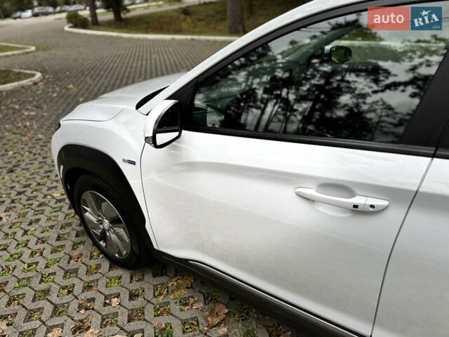 Белый Хендай Kona Electric, объемом двигателя 0 л и пробегом 103 тыс. км за 17999 $, фото 116 на Automoto.ua