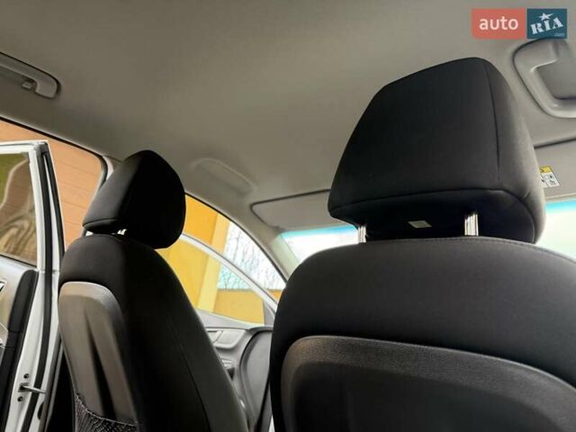 Білий Хендай Kona Electric, об'ємом двигуна 0 л та пробігом 64 тис. км за 14950 $, фото 78 на Automoto.ua