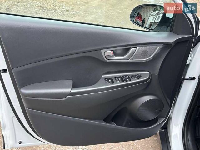 Білий Хендай Kona Electric, об'ємом двигуна 0 л та пробігом 102 тис. км за 15700 $, фото 14 на Automoto.ua