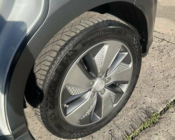 Белый Хендай Kona Electric, объемом двигателя 0 л и пробегом 139 тыс. км за 17000 $, фото 3 на Automoto.ua