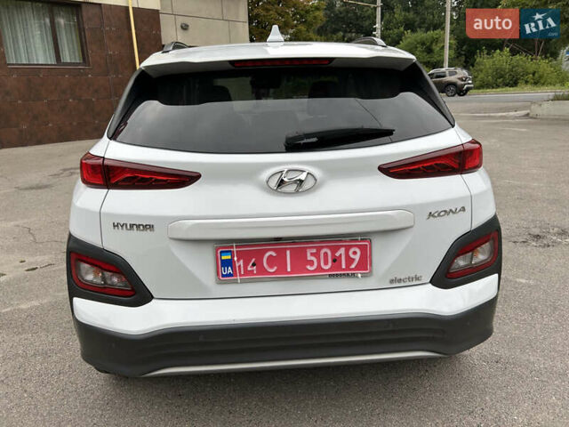 Білий Хендай Kona Electric, об'ємом двигуна 0 л та пробігом 56 тис. км за 14900 $, фото 7 на Automoto.ua