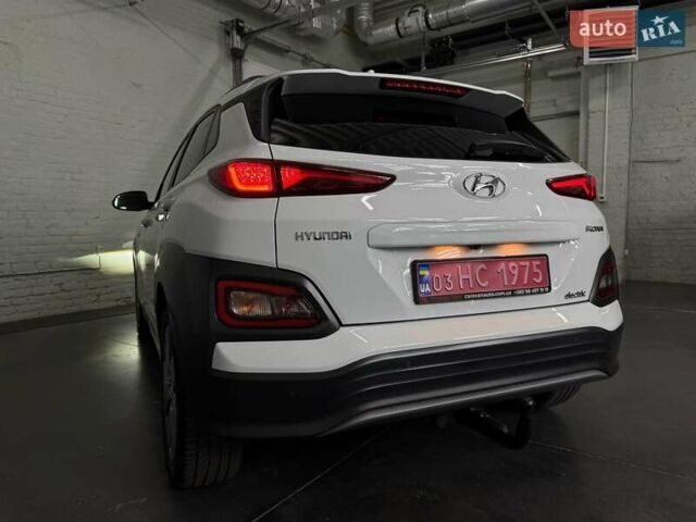 Белый Хендай Kona Electric, объемом двигателя 0 л и пробегом 92 тыс. км за 18983 $, фото 4 на Automoto.ua