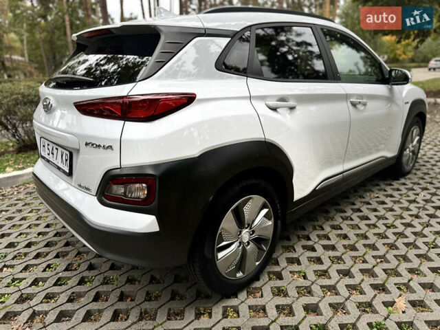 Белый Хендай Kona Electric, объемом двигателя 0 л и пробегом 103 тыс. км за 17999 $, фото 120 на Automoto.ua