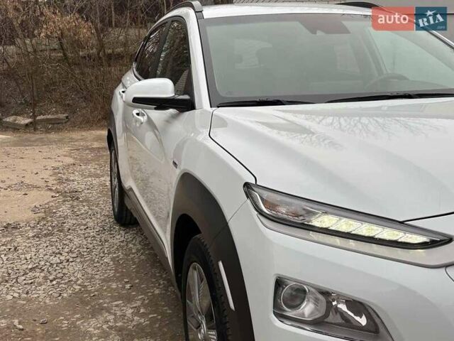 Білий Хендай Kona Electric, об'ємом двигуна 0 л та пробігом 102 тис. км за 15700 $, фото 7 на Automoto.ua