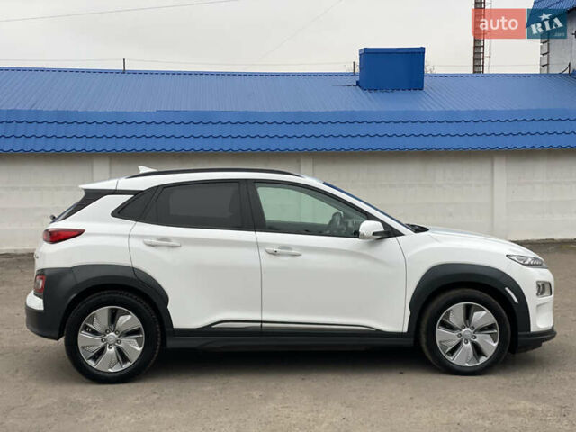 Белый Хендай Kona Electric, объемом двигателя 0 л и пробегом 166 тыс. км за 16900 $, фото 8 на Automoto.ua