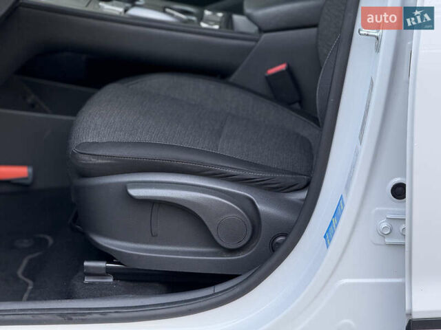 Белый Хендай Kona Electric, объемом двигателя 0 л и пробегом 150 тыс. км за 16960 $, фото 20 на Automoto.ua