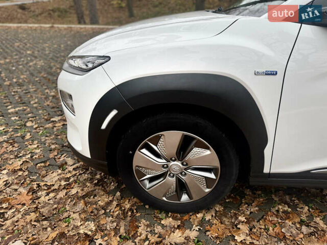 Білий Хендай Kona Electric, об'ємом двигуна 0 л та пробігом 59 тис. км за 17499 $, фото 7 на Automoto.ua