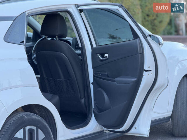 Белый Хендай Kona Electric, объемом двигателя 0 л и пробегом 80 тыс. км за 16900 $, фото 36 на Automoto.ua
