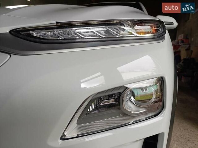 Білий Хендай Kona Electric, об'ємом двигуна 0 л та пробігом 148 тис. км за 16900 $, фото 17 на Automoto.ua