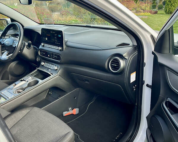 Белый Хендай Kona Electric, объемом двигателя 0 л и пробегом 115 тыс. км за 16900 $, фото 52 на Automoto.ua