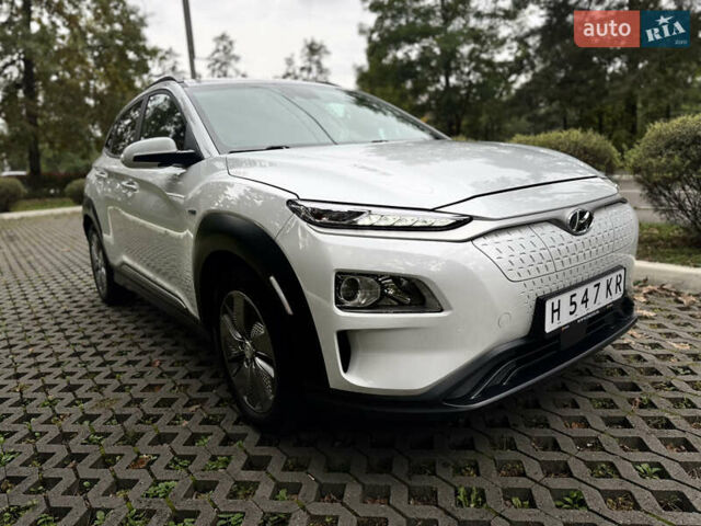 Белый Хендай Kona Electric, объемом двигателя 0 л и пробегом 103 тыс. км за 17999 $, фото 1 на Automoto.ua