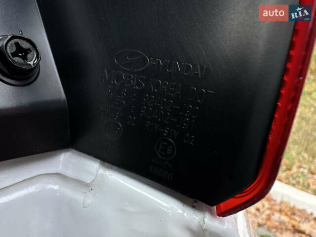 Белый Хендай Kona Electric, объемом двигателя 0 л и пробегом 58 тыс. км за 17499 $, фото 51 на Automoto.ua