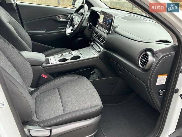 Білий Хендай Kona Electric, об'ємом двигуна 0 л та пробігом 102 тис. км за 15700 $, фото 24 на Automoto.ua