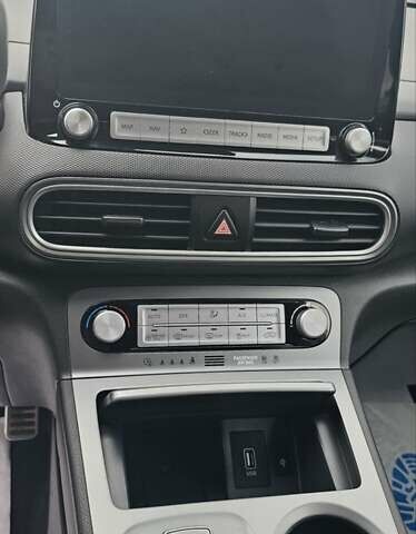 Белый Хендай Kona Electric, объемом двигателя 0 л и пробегом 50 тыс. км за 21500 $, фото 11 на Automoto.ua