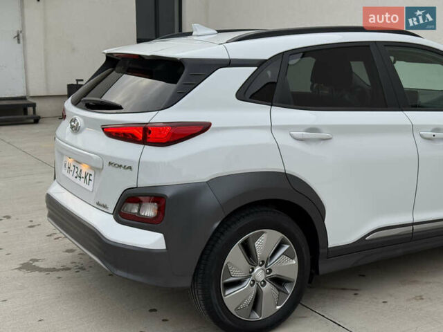 Белый Хендай Kona Electric, объемом двигателя 0 л и пробегом 96 тыс. км за 19500 $, фото 21 на Automoto.ua