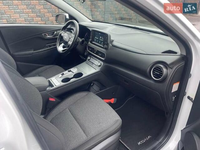 Білий Хендай Kona Electric, об'ємом двигуна 0 л та пробігом 158 тис. км за 16500 $, фото 20 на Automoto.ua