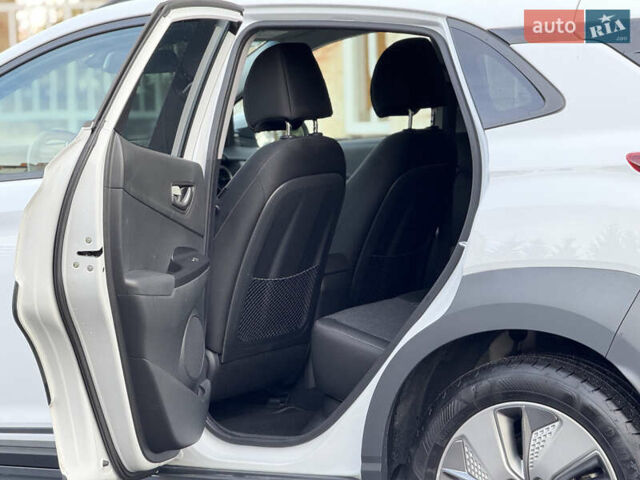 Белый Хендай Kona Electric, объемом двигателя 0 л и пробегом 150 тыс. км за 16960 $, фото 26 на Automoto.ua