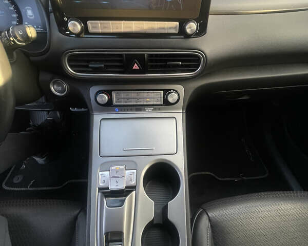 Білий Хендай Kona Electric, об'ємом двигуна 0 л та пробігом 125 тис. км за 17800 $, фото 20 на Automoto.ua
