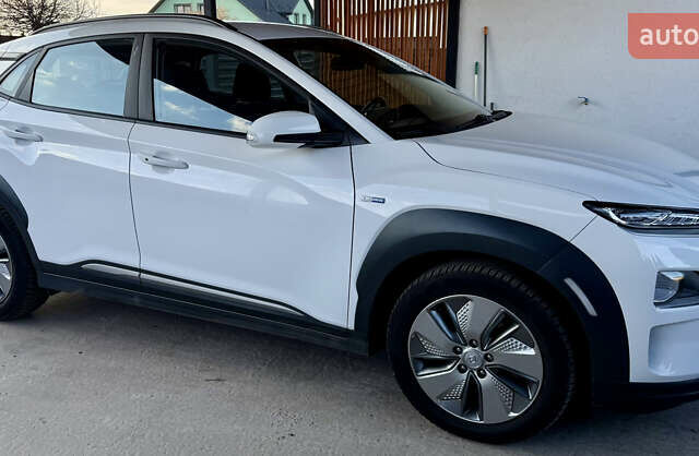 Белый Хендай Kona Electric, объемом двигателя 0 л и пробегом 95 тыс. км за 17500 $, фото 28 на Automoto.ua