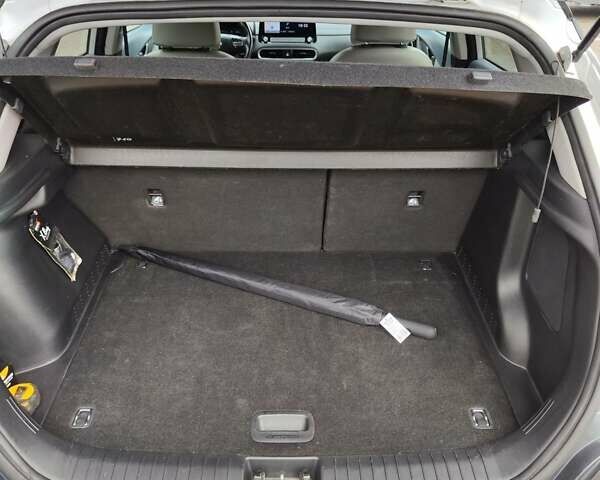 Белый Хендай Kona Electric, объемом двигателя 0 л и пробегом 65 тыс. км за 18700 $, фото 11 на Automoto.ua