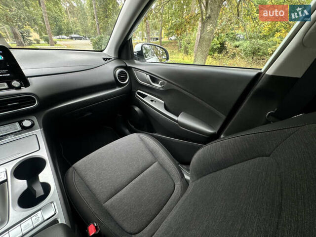 Белый Хендай Kona Electric, объемом двигателя 0 л и пробегом 103 тыс. км за 17999 $, фото 102 на Automoto.ua