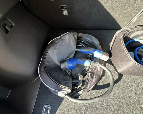 Белый Хендай Kona Electric, объемом двигателя 0 л и пробегом 88 тыс. км за 17900 $, фото 20 на Automoto.ua