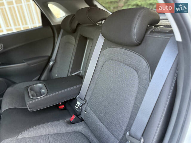 Белый Хендай Kona Electric, объемом двигателя 0 л и пробегом 150 тыс. км за 16960 $, фото 28 на Automoto.ua