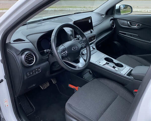 Белый Хендай Kona Electric, объемом двигателя 0 л и пробегом 166 тыс. км за 16900 $, фото 12 на Automoto.ua