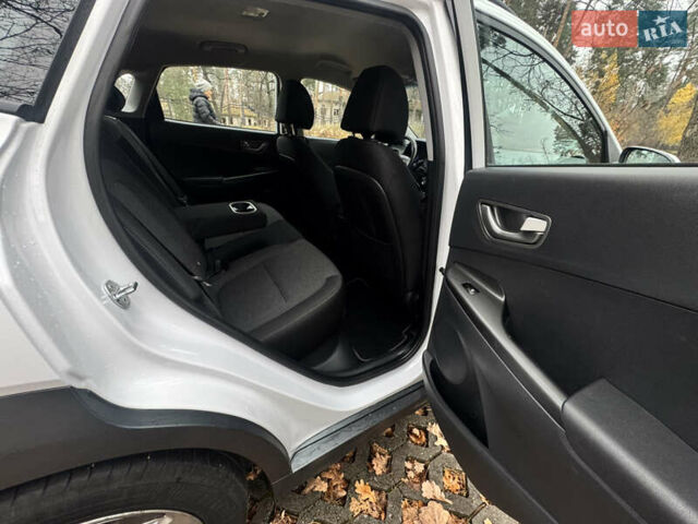 Білий Хендай Kona Electric, об'ємом двигуна 0 л та пробігом 59 тис. км за 17499 $, фото 40 на Automoto.ua