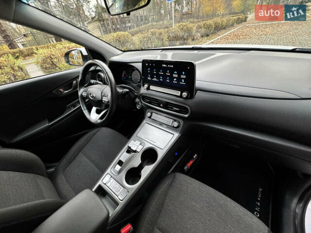 Белый Хендай Kona Electric, объемом двигателя 0 л и пробегом 58 тыс. км за 17499 $, фото 48 на Automoto.ua