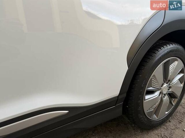 Білий Хендай Kona Electric, об'ємом двигуна 0 л та пробігом 64 тис. км за 14950 $, фото 29 на Automoto.ua