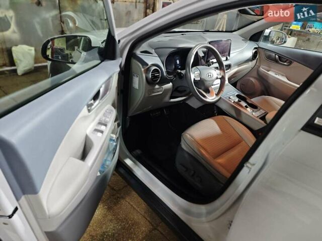 Білий Хендай Kona Electric, об'ємом двигуна 0 л та пробігом 78 тис. км за 17900 $, фото 34 на Automoto.ua