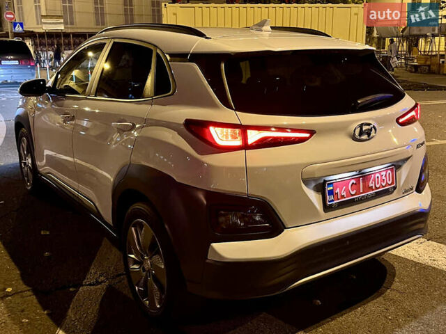 Белый Хендай Kona Electric, объемом двигателя 0 л и пробегом 115 тыс. км за 16900 $, фото 59 на Automoto.ua