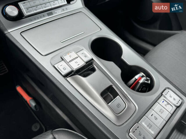 Белый Хендай Kona Electric, объемом двигателя 0 л и пробегом 124 тыс. км за 17600 $, фото 6 на Automoto.ua