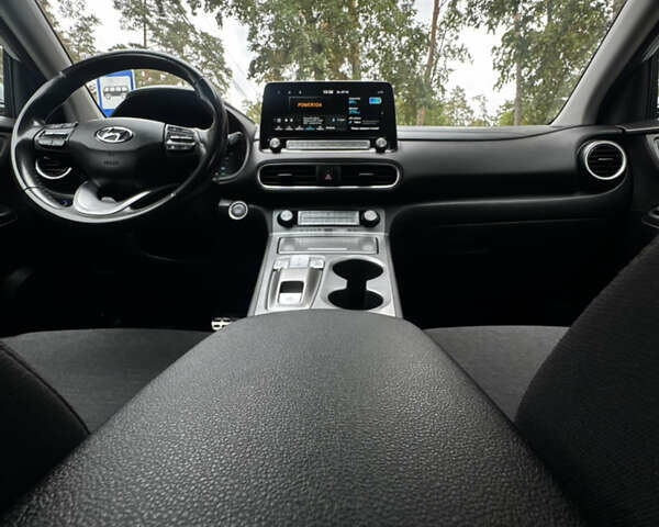 Белый Хендай Kona Electric, объемом двигателя 0 л и пробегом 103 тыс. км за 17999 $, фото 100 на Automoto.ua