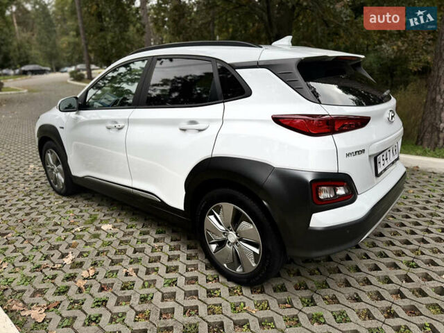 Белый Хендай Kona Electric, объемом двигателя 0 л и пробегом 103 тыс. км за 17999 $, фото 16 на Automoto.ua
